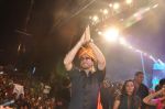 Shahrukh Khan at Sachin Ahir_s dahi handi in worli, Mumbai on 29th Aug 2013 (19).JPG